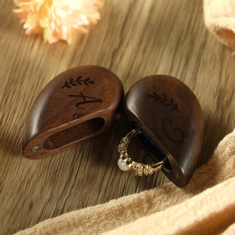boîte bijoux forme cœur bois gravure classique romantique marron foncé anneaux mariage