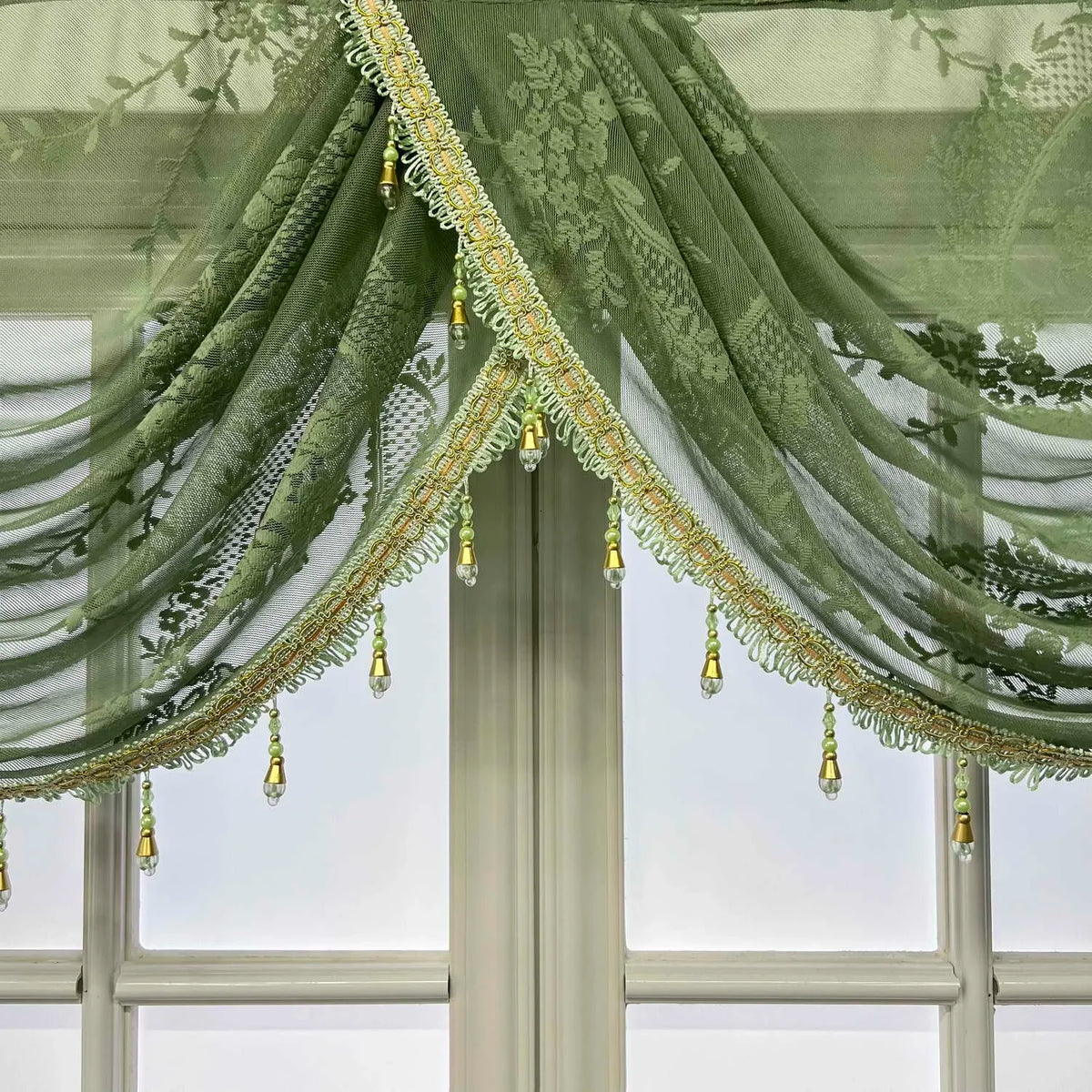 rideau vert olive brodé fleurs semi transparent classique fenêtre cuisine décoration dorées franges