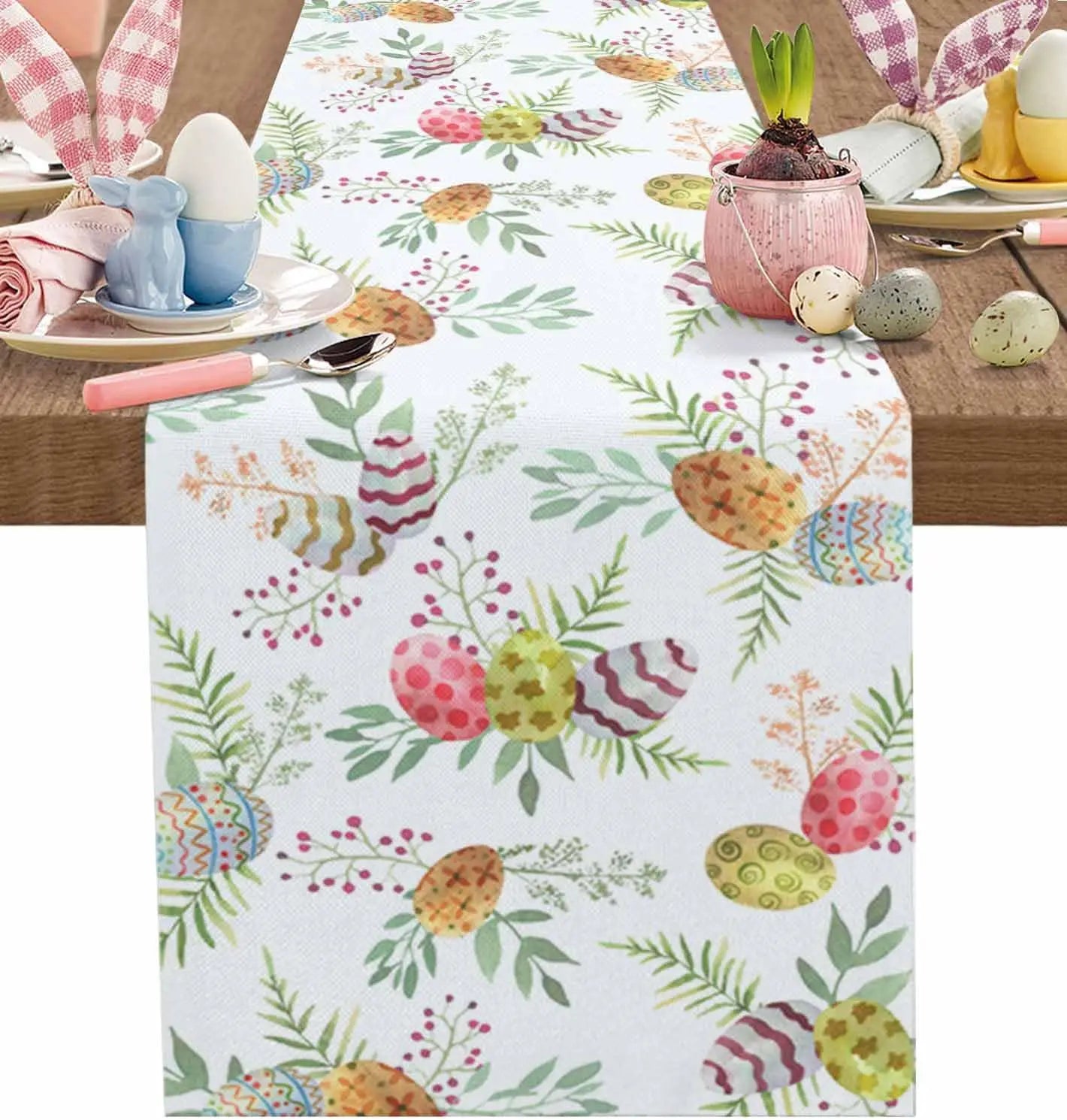 Cette image présente un chemin de table orné d'un joli motif floral et de motifs d'œufs de Pâques colorés, créant une atmosphère printanière et festive sur la table.