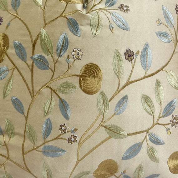 coussin décoratif rectangulaire brodé motif floral feuilles couleur beige clair maison siège voiture