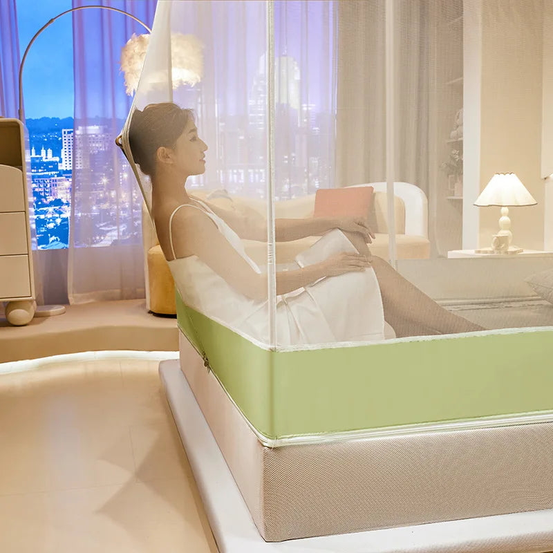 Une femme relaxée assise dans une baignoire confortable, profitant d'une vue panoramique sur la ville depuis la fenêtre.