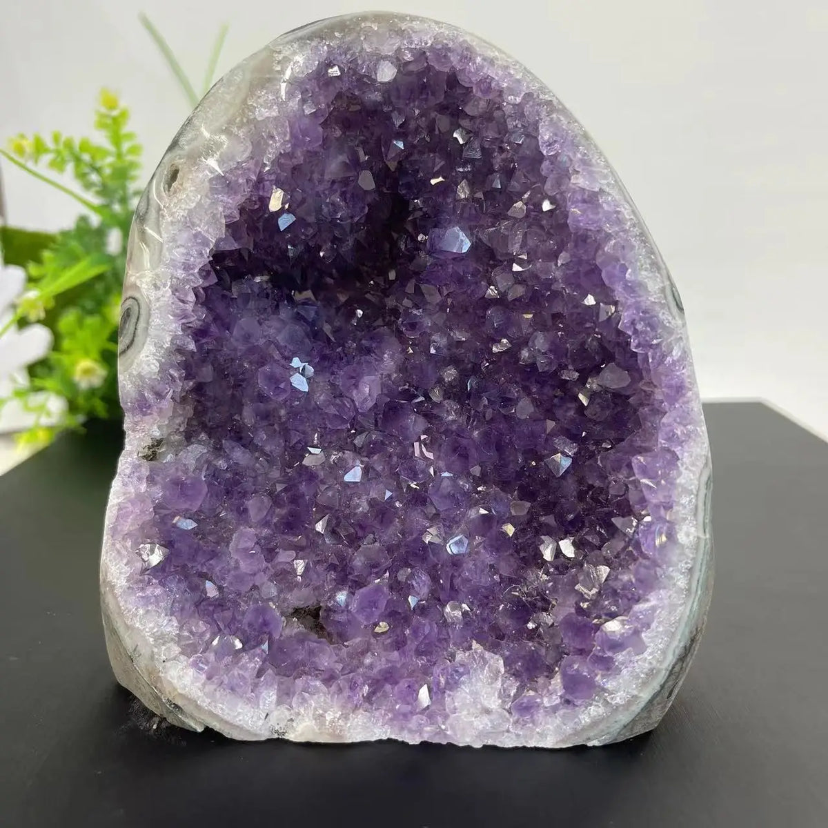 géode quartz améthyste pierre naturelle feng shui décoration minérale cristaux violets blancs opaques