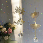 mobile décoratif doré transparent fleurs feuilles cristal chaîne dorée artisanal élégant fenêtre