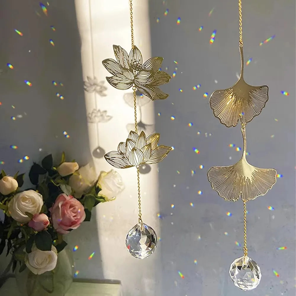 mobile décoratif doré transparent fleurs feuilles cristal chaîne dorée artisanal élégant fenêtre