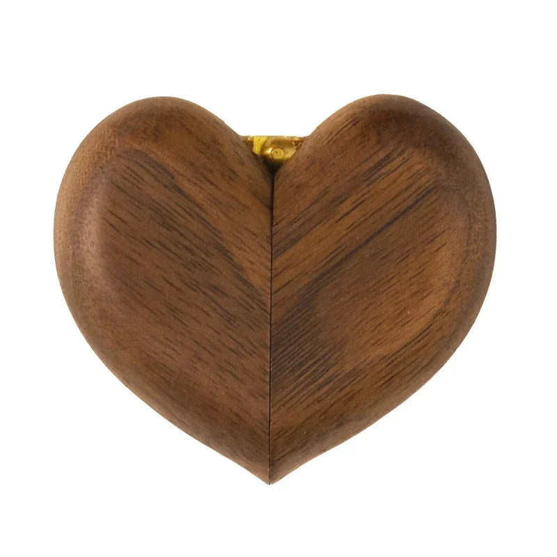 boîte bijoux forme cœur bois gravure classique romantique marron foncé anneaux mariage