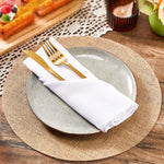 serviettes table beige feuilles artificielles rustique fourchettes dorées assiettes blanches vert classique decoration table