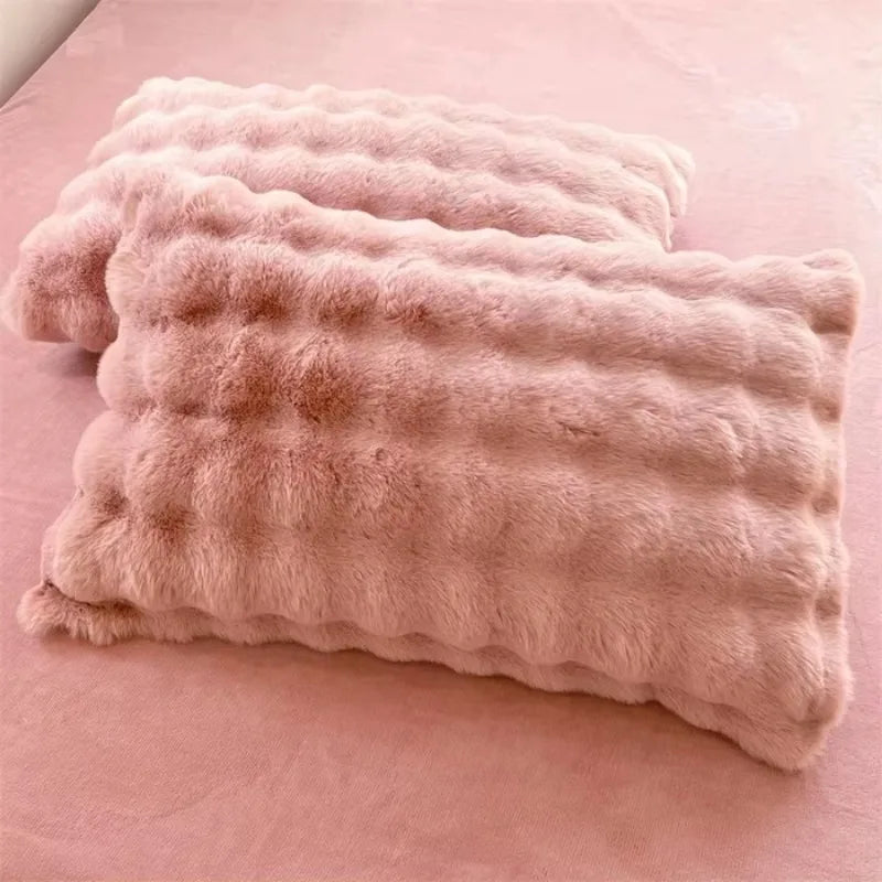 taies d'oreiller fourrure synthétique rose clair blanc cassé moderne respectueux environnement simple vert pastel