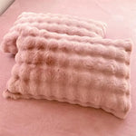 taies d'oreiller fourrure synthétique rose clair blanc cassé moderne respectueux environnement simple vert pastel