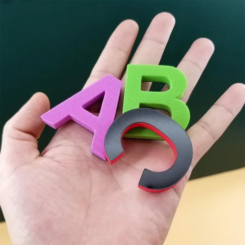 aimants tableau noir lettres chiffres symboles mathématiques 3d violet vert rouge bleu jaune rose