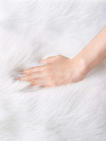 tapis acrylique blanc rose beige poilu duveteux decoratif scandinave intérieur