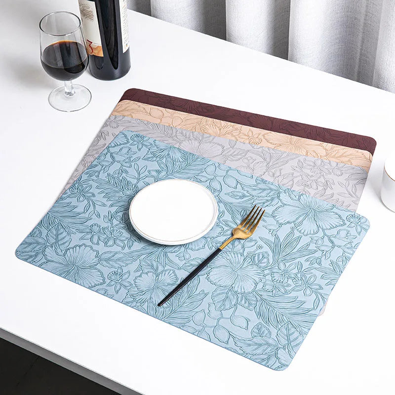 Set de table en cuir antidérapant vert sur une table à manger