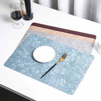 Set de table en cuir antidérapant vert sur une table à manger