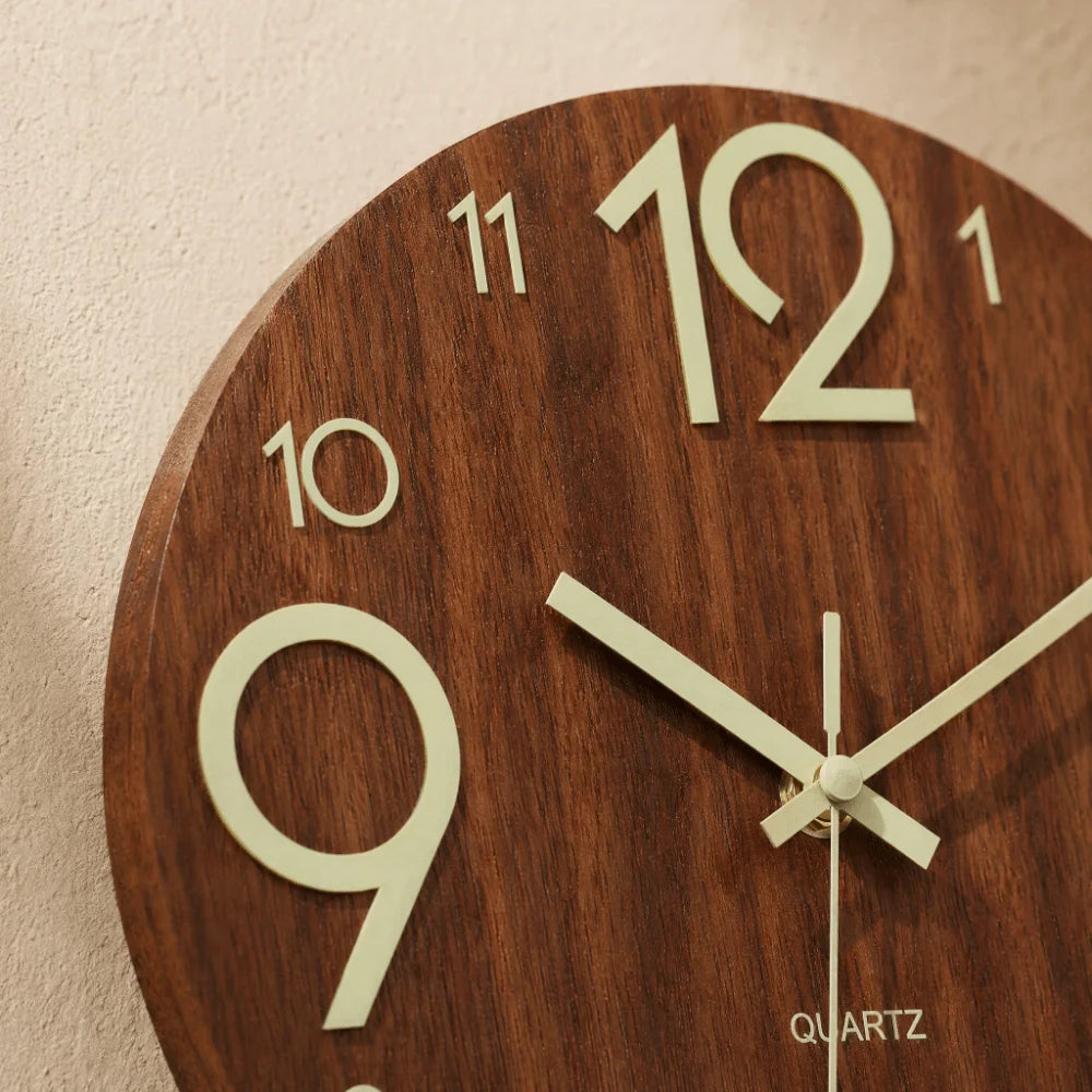 horloge murale moderne bois foncé chiffres blancs texture naturelle pouces facile lecture quartz salon