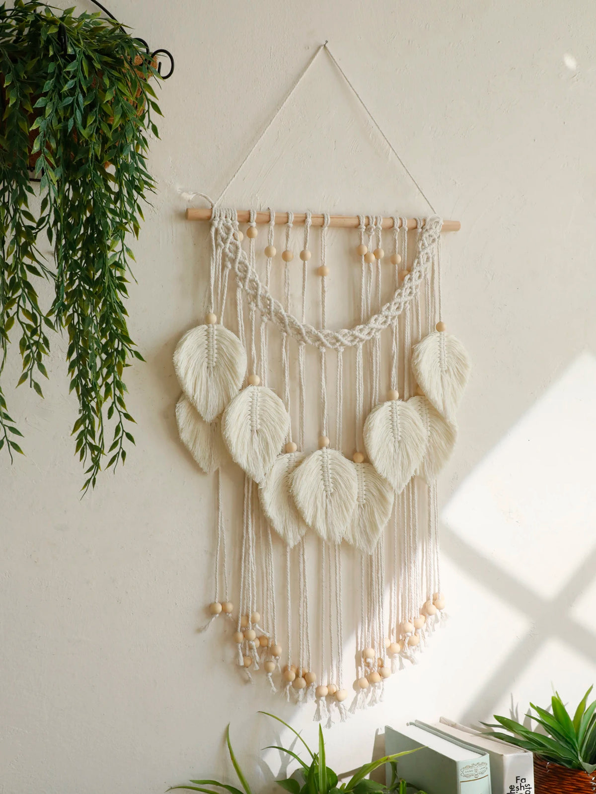 Tenture murale macramé motifs feuilles perles bois décoration salon boho chic