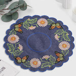 serviette table brodée bleu foncé fleurs blanches oranges papillons multicolores classique