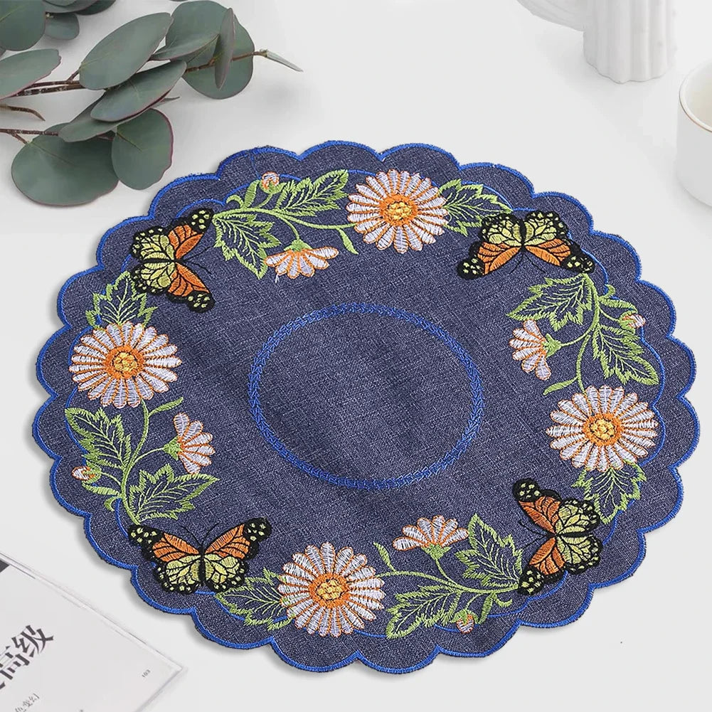 serviette table brodée bleu foncé fleurs blanches oranges papillons multicolores classique