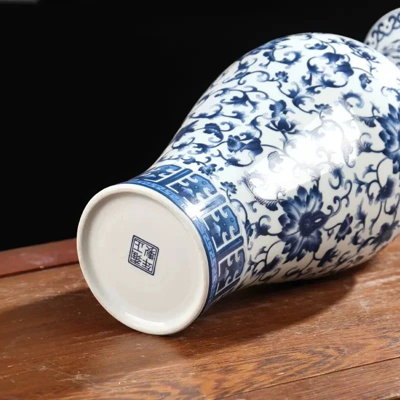 vase porcelaine antique bleu blanc floral ornements traditionnel asiatique décoration salon arrangement
