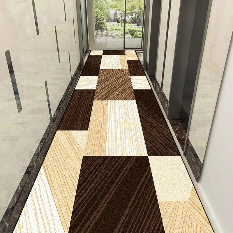 Le couloir présente un sol carrelé composé de motifs géométriques en tons de marron et de beige, créant un design élégant et moderne.