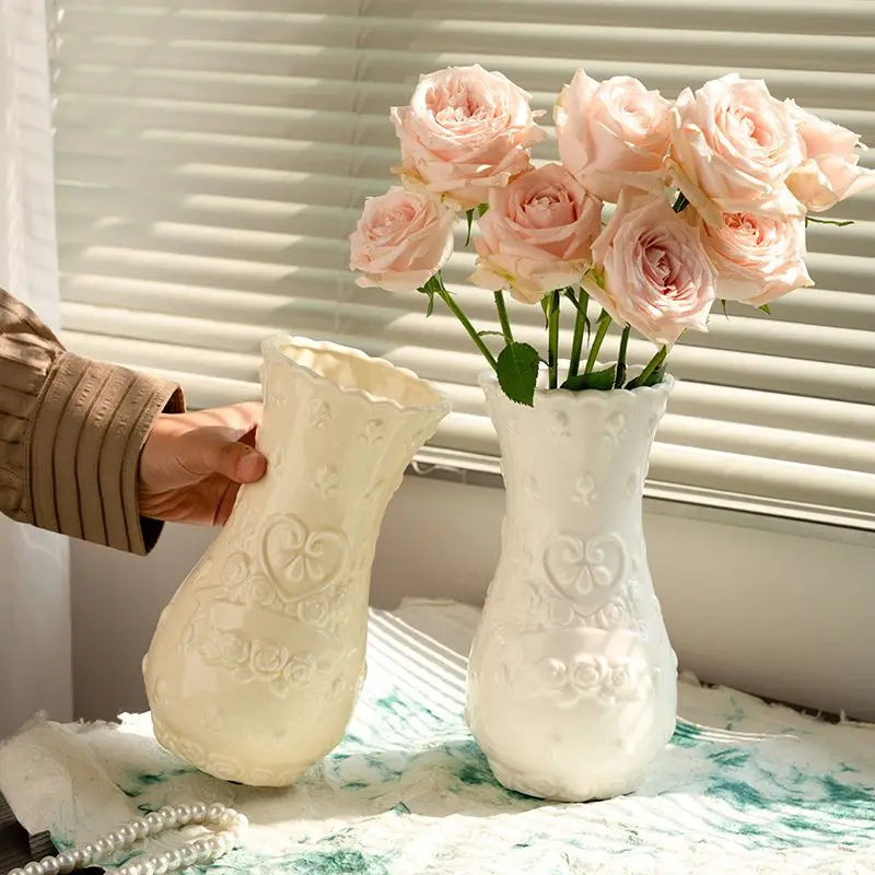 vase rose vintage relief coeurs fleurs blanc salon décoration maison nouveau classique post moderne