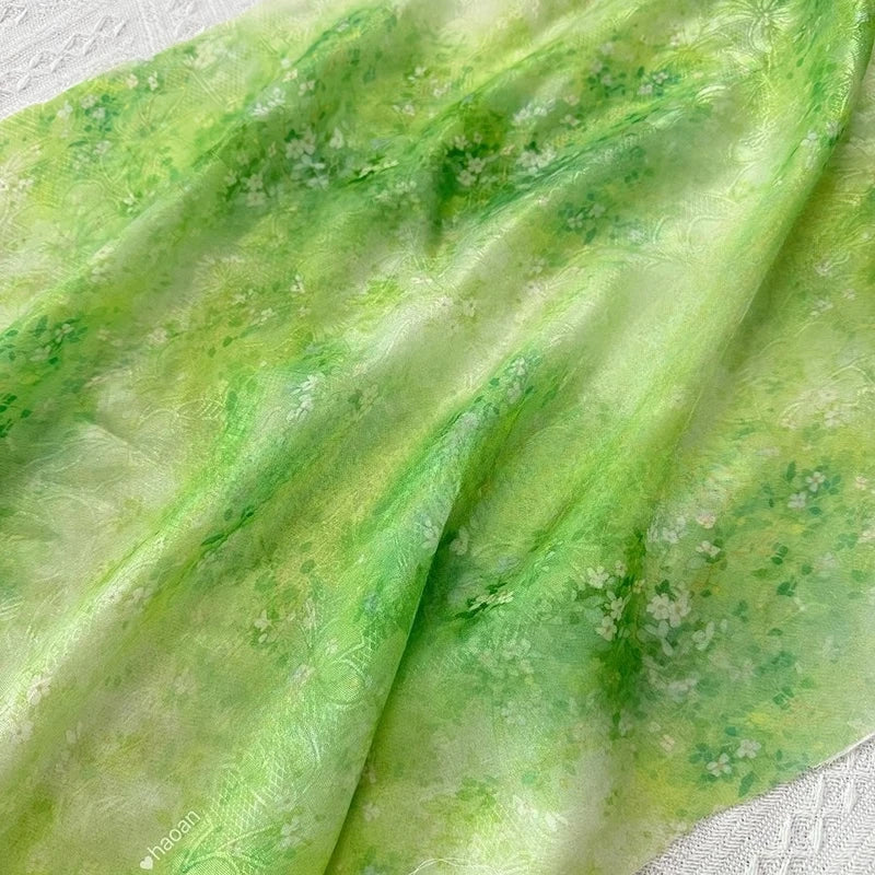 écharpe imprimée fleurs blanches fond vert classique polyester durable largeur 145cm