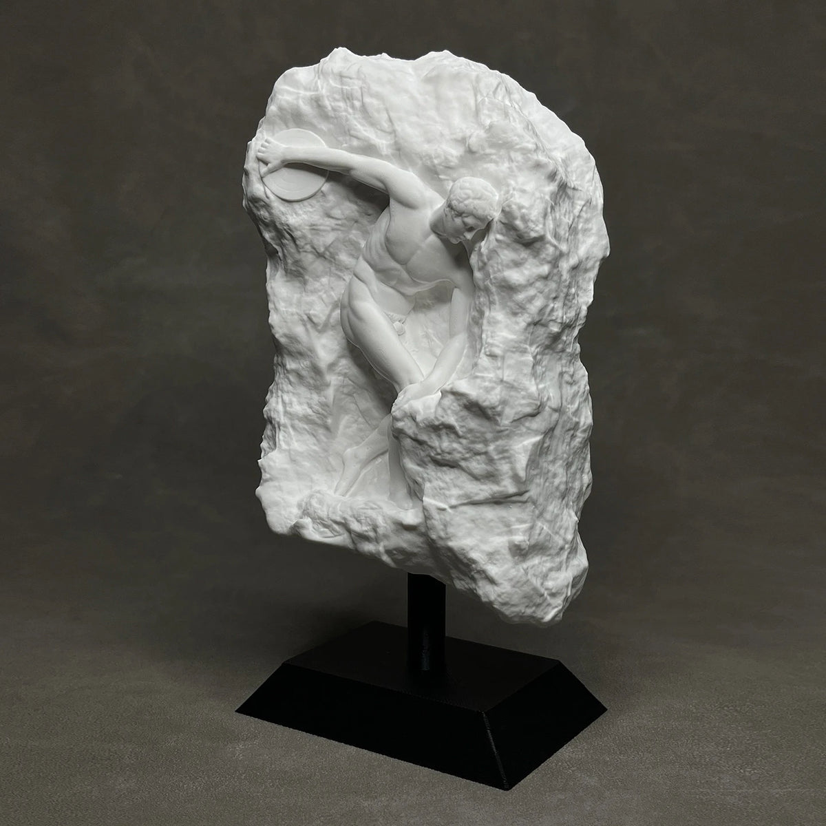 sculpture grecque discobole résine blanc gris classique art antique sculpture homme lance disque fond