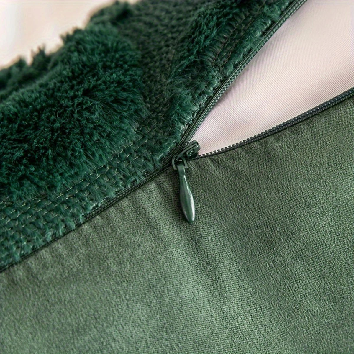 Un blouson chaud et douillet aux teintes vertes avec une fermeture éclair proéminente.