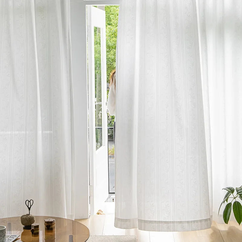 rideau blanc semi transparent motif floral moderne anneaux métalliques fenêtre salon chambre