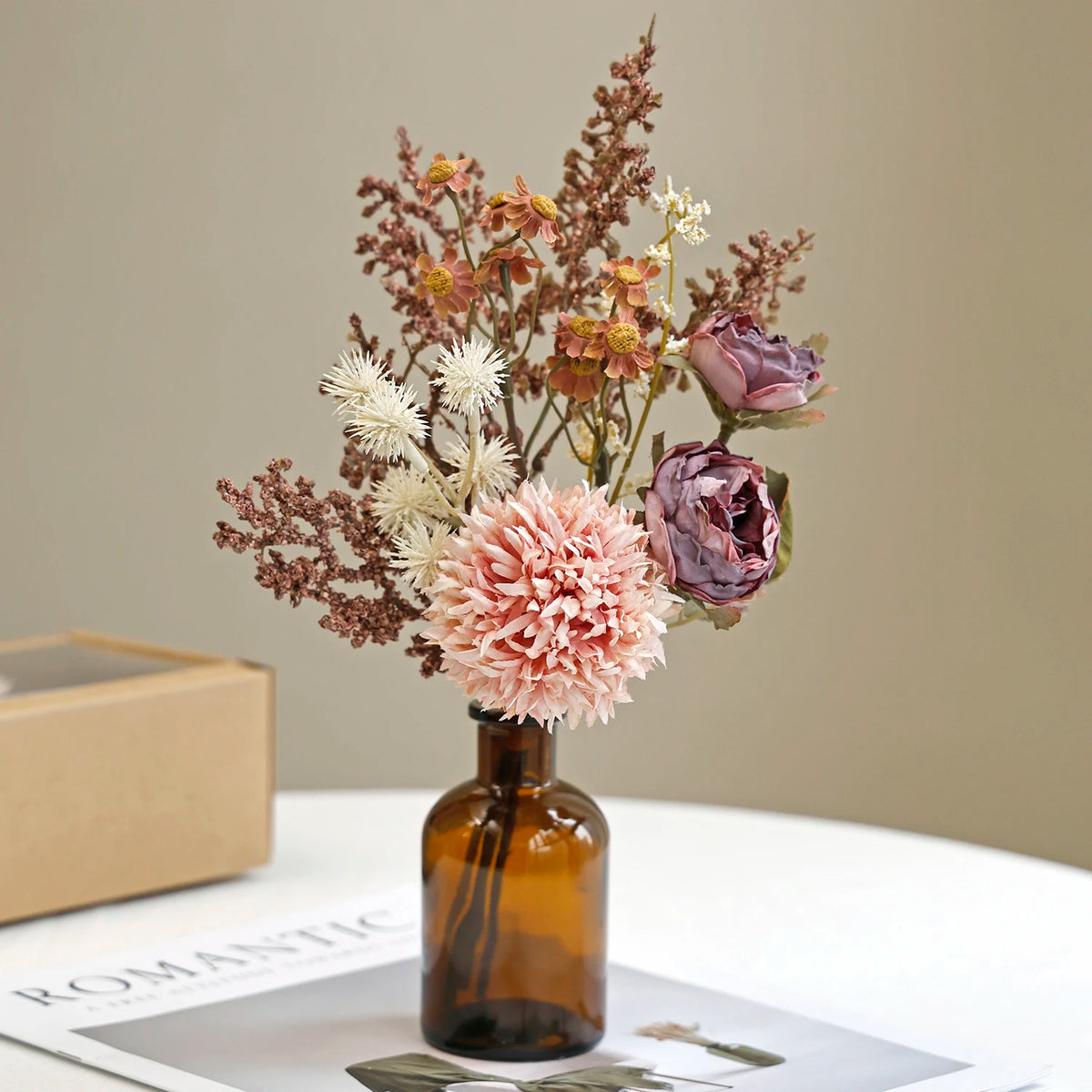 bouquet fleurs séchées rose blanc beige marron fleurs variées feuilles vertes classique naturel vase