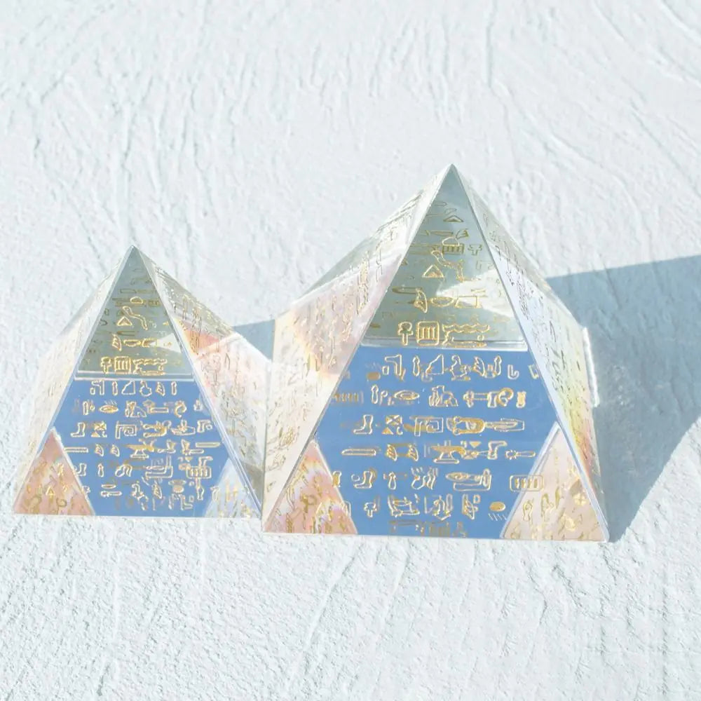 pyramide transparente résine dorée écritures anciennes artisanale décoration méditative geometrie statuette creative