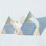 pyramide transparente résine dorée écritures anciennes artisanale décoration méditative geometrie statuette creative