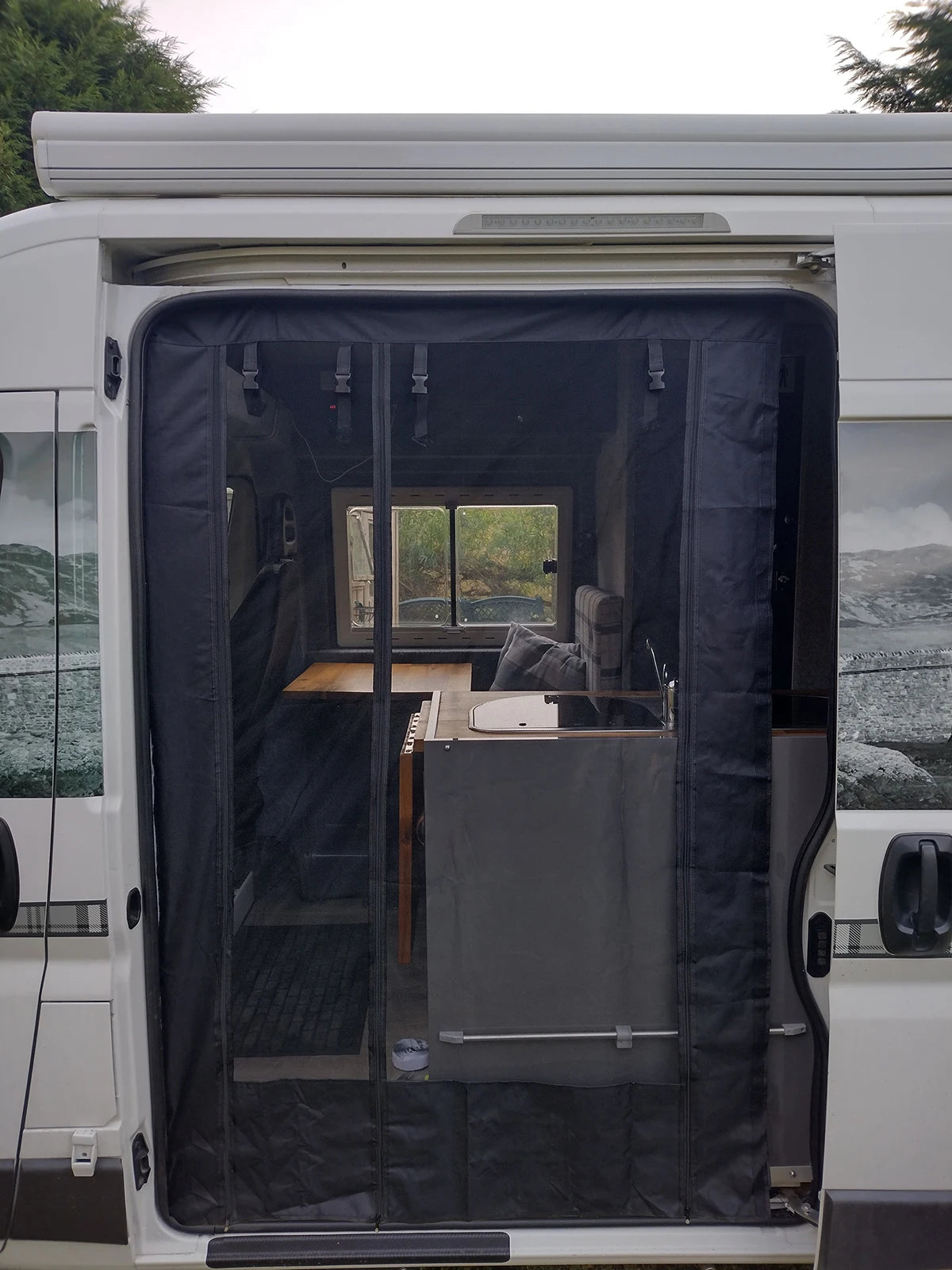 moustiquaire tissu texturé semi transparente gris foncé noir fixations sangles van utilitaire porte voiture