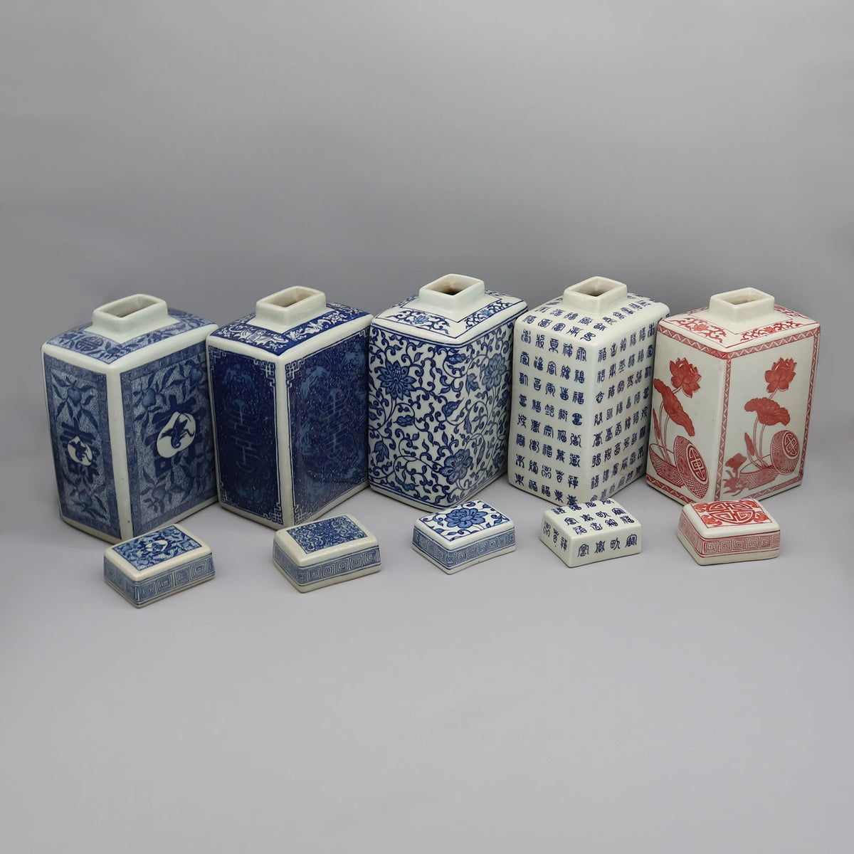 Une collection de vases et de boîtes décorés de motifs bleus et rouges traditionnels chinois.