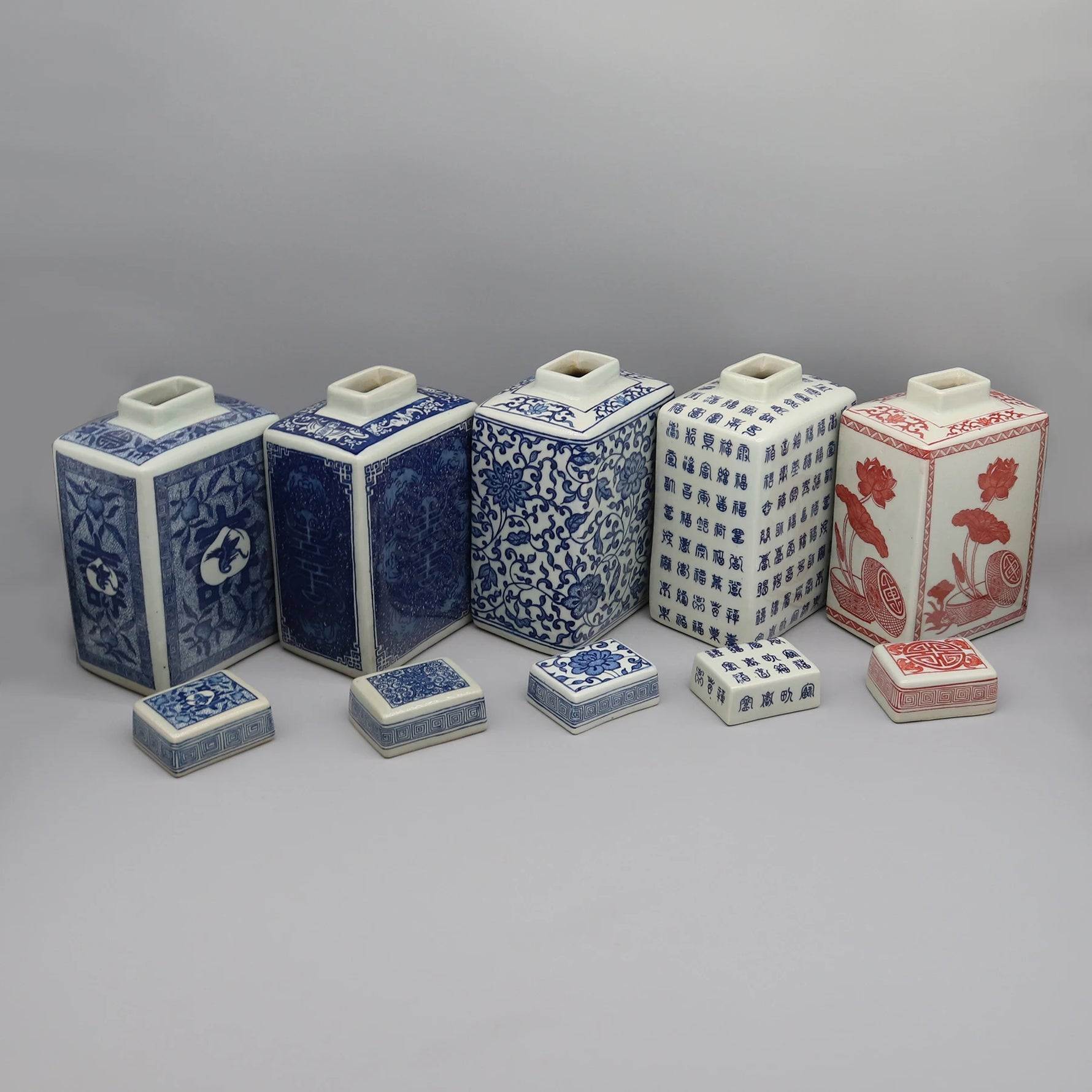Une collection de vases et de boîtes décorés de motifs bleus et rouges traditionnels chinois.