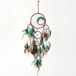 décoration murale attrape rêves boho chic plumes colorées textiles marron bleu gris