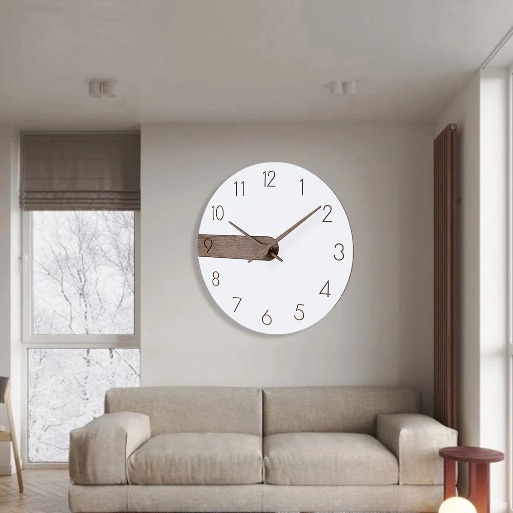 horloge murale moderne minimaliste blanc marron numéros dorés aiguilles bois texturée silent contemporain