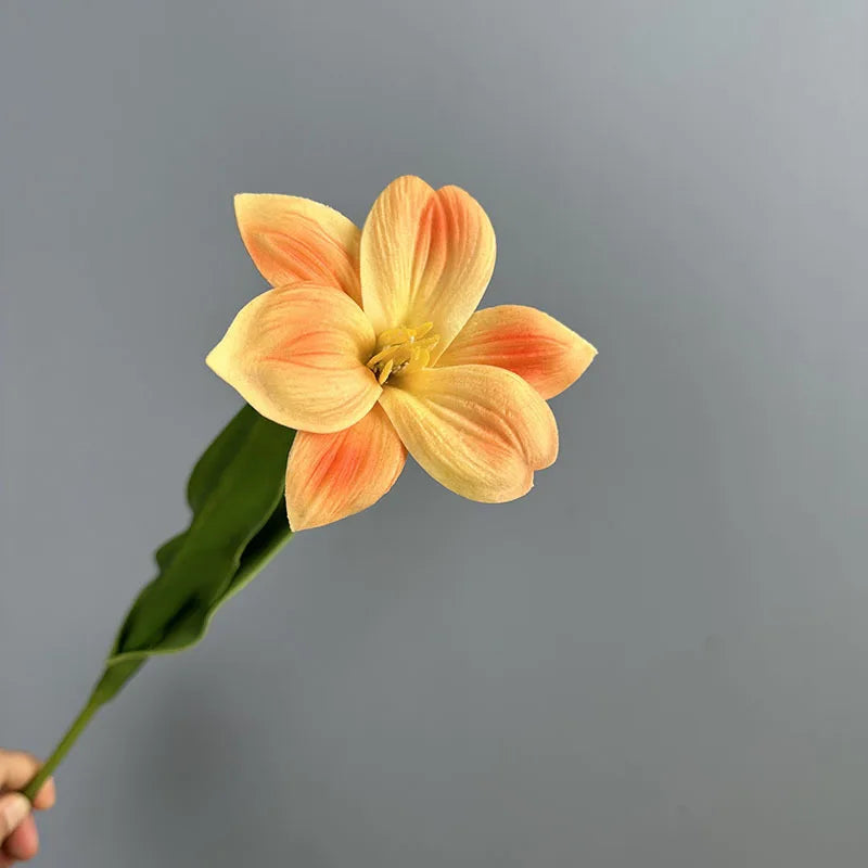 décoration intérieure bouquet fleurs artificielles tulipes violet orange jaune blanc marron réaliste