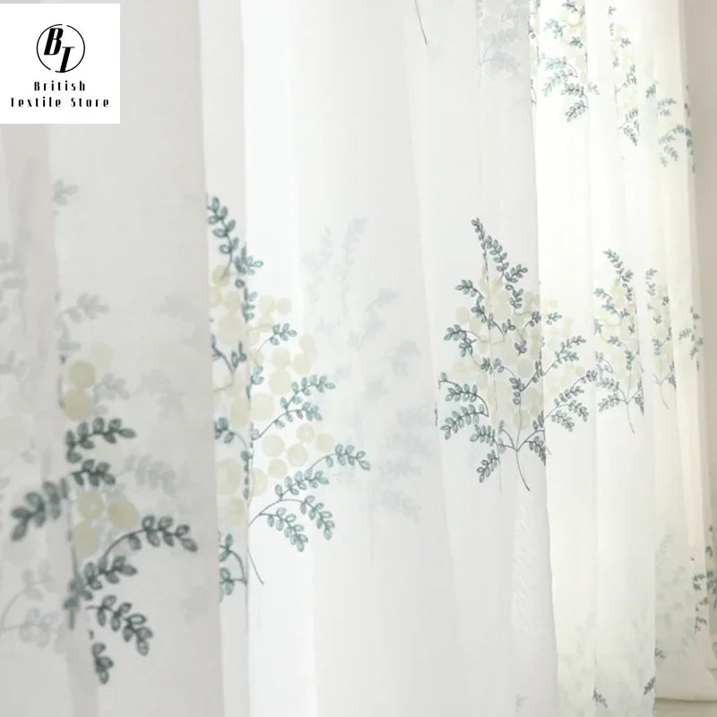rideau voile transparent moderne motif fleurs blanches bleu clair fenêtre salon chambre maison