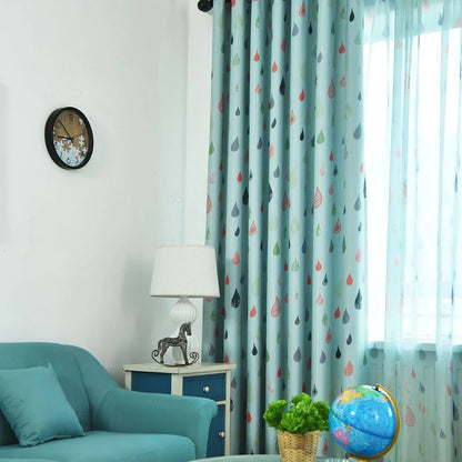 Rideaux bleu pastel avec motifs de gouttes colorées, apportant une touche moderne et rafraîchissante à votre salon. Idéal pour sublimer la décoration intérieure avec des couleurs vives et un design élégant. Complétez votre espace avec ces rideaux stylés qui ajoutent une joyeuse note de couleur à votre pièce.