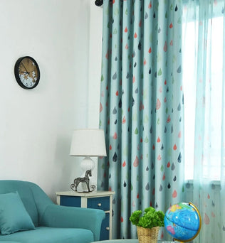 Rideaux bleu pastel avec motifs de gouttes colorées, apportant une touche moderne et rafraîchissante à votre salon. Idéal pour sublimer la décoration intérieure avec des couleurs vives et un design élégant. Complétez votre espace avec ces rideaux stylés qui ajoutent une joyeuse note de couleur à votre pièce.