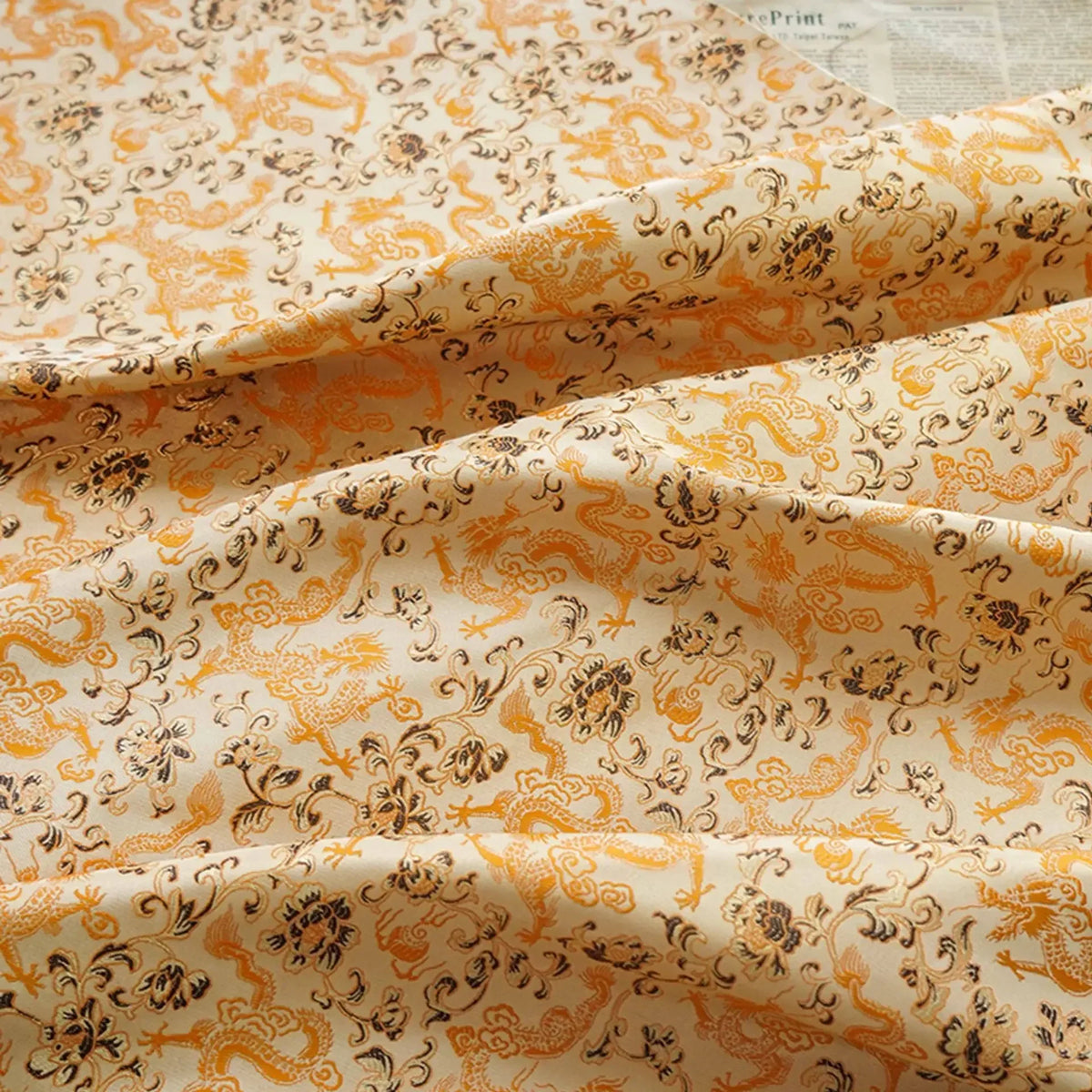 tissu brocart polyester largeur 150cm motifs floraux orientaux beige orange marron décoration traditionnelle Jacquard