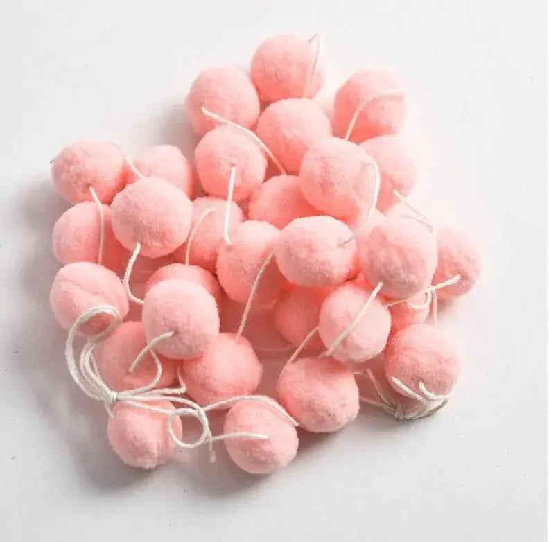 guirlande pompons rose bleu blanc moderne décoration anniversaire enfant velours chambre festive