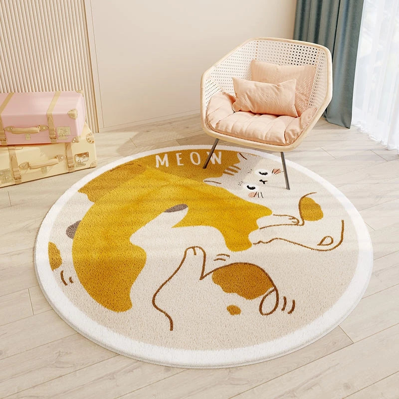 Ce tapis rond représente un chat mignon dans un style graphique jaune et blanc, créant une atmosphère chaleureuse et ludique dans la pièce.