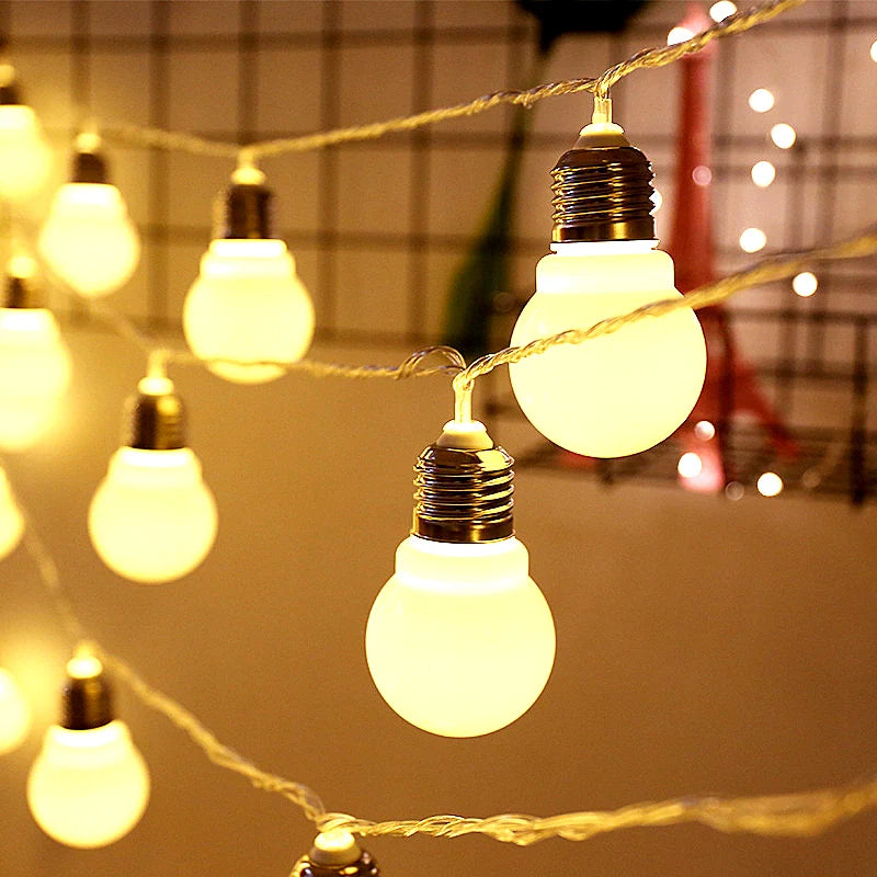 guirlande lumineuse moderne sphères opaques blanc fil cuivre décoration intérieure ambiance chaleureuse noël mariage