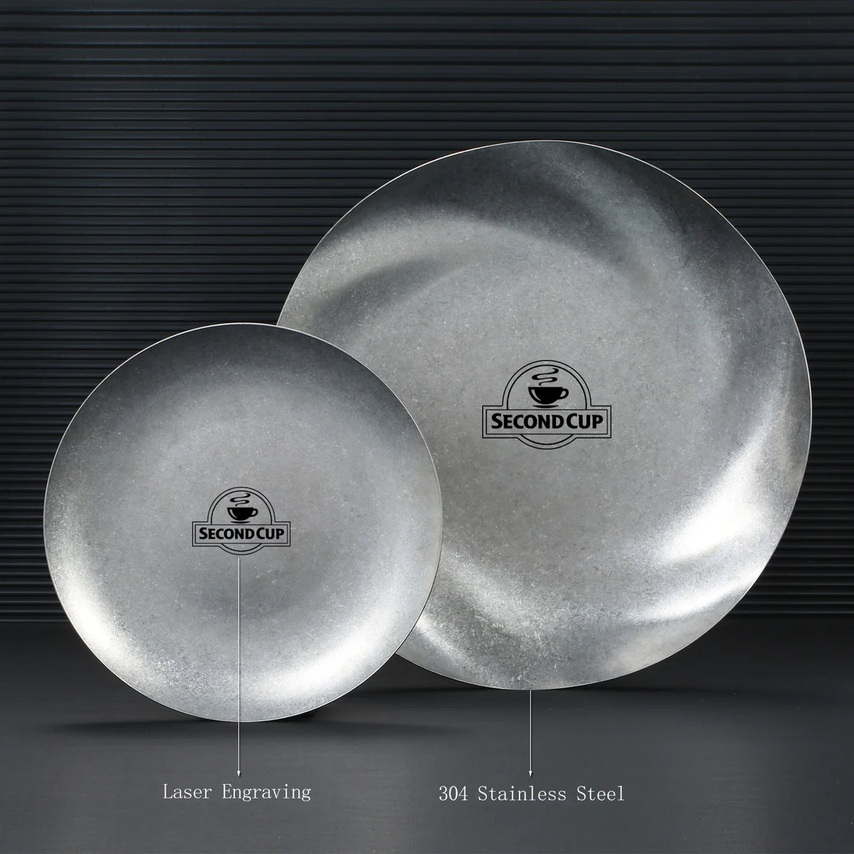 assiette ronde acier inoxydable argent antique texture métallique moderne logo gravé second cup