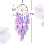 Le rêve attrapeur coloré et orné de plumes multicolores mesure 68 cm de long et 15 cm de diamètre.