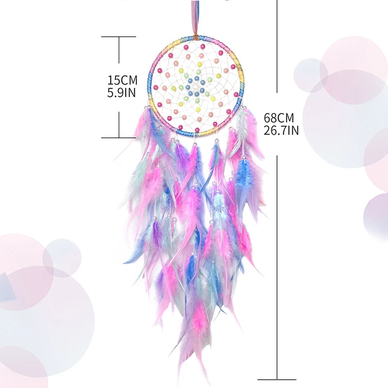 Le rêve attrapeur coloré et orné de plumes multicolores mesure 68 cm de long et 15 cm de diamètre.