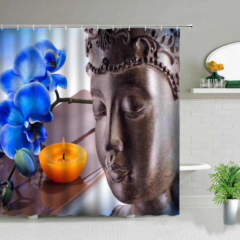 Rideau de douche zen avec une impression d'une statue de Bouddha en gros plan, une orchidée bleue et une bougie jaune allumée posée sur un plateau. Salle de bain au décor minimaliste avec étagères blanches et plantes vertes.