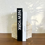 support livres pierre naturelle moderne beige clair taches noires salon décoration
