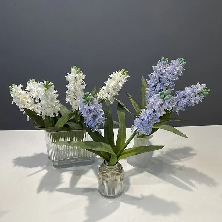 décoration intérieure bouquet hyacinthe soie violet blanc moderne minimaliste fete mariage anniversaire