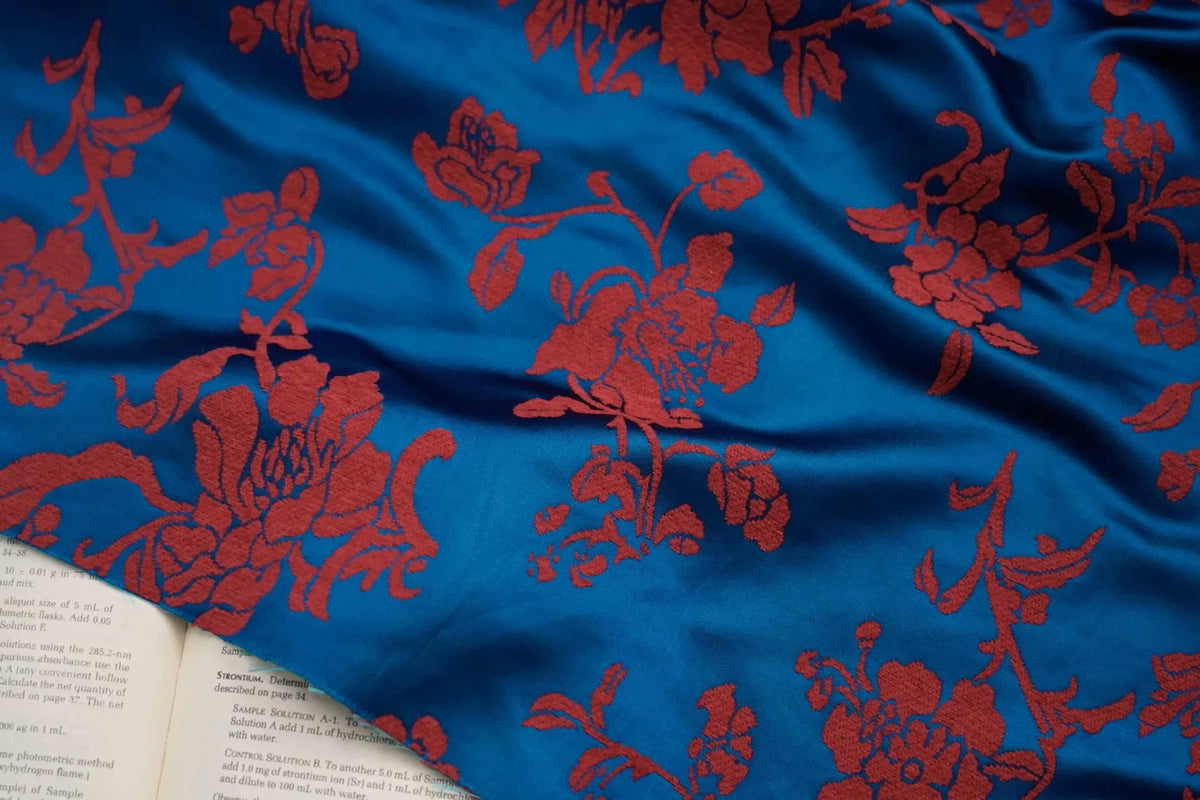 tissu brodé fleurs rouge bleu polyester largeur 144cm opacité respectueux environnement jacquard decoration couture